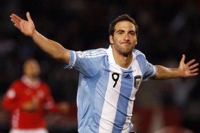 开云体育在线-F1新赛季揭幕战之夜，贝恩连续得分拉开差距，红牛王朝的裂痕与新生