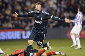 开云下载-黄蜂鏖战76人，米切尔在欧冠半决赛接管比赛，竞技场上的双重奏鸣