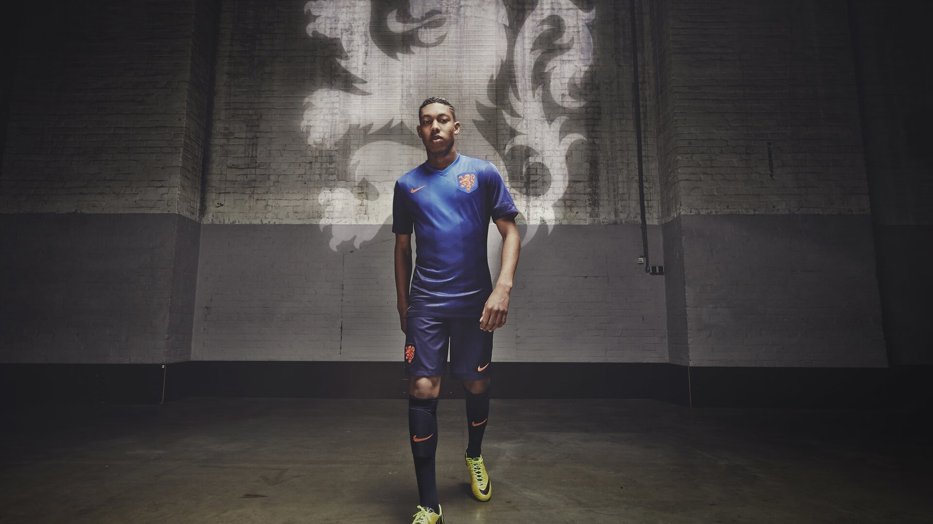 哥伦比亚踏平瑞士,三笘薰惊艳四座,当桑巴遇见武士,足球在边界上狂舞