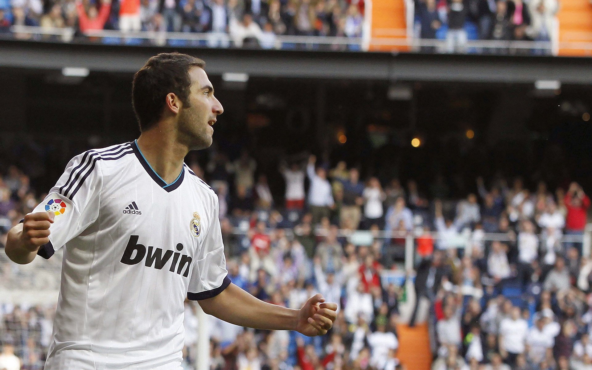 北京队拿下公牛，当紫禁城红墙映照绿茵场