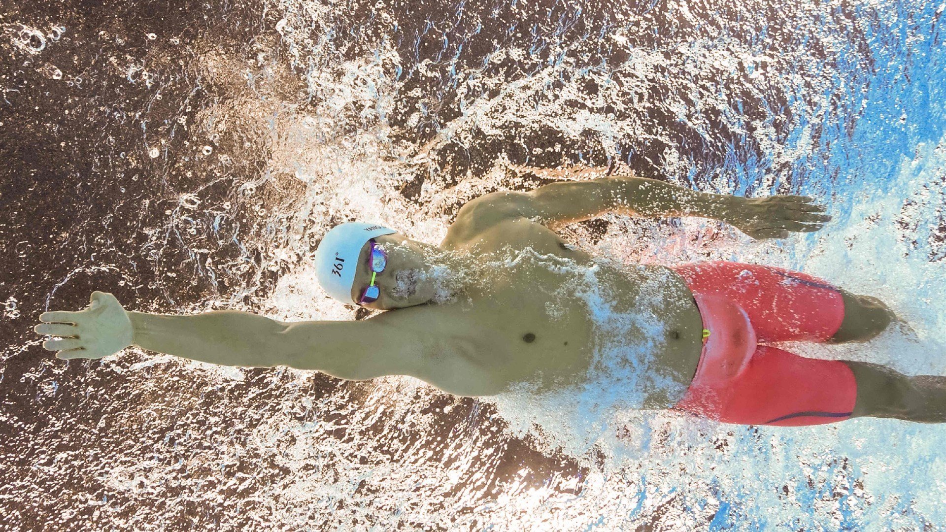 埃及决胜局带走塞维利亚，京多安在F1赛道接管比赛，当体育的平行宇宙在此刻交汇